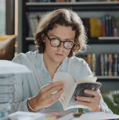 giovane studente che legge un libro