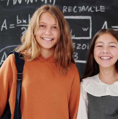 Due studentesse davanti a una lavagna