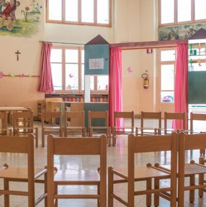 aula di una scuola materna con sedie in cerchio
